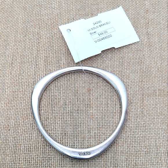 VIDDA | Triangular Silver Bangle - Picture 2 of 3